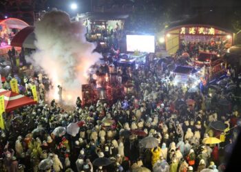 2025元宵鹽水蜂炮遇雨仍熱情不減，黃偉哲市長呼籲安全並祈願蛇年平安健康