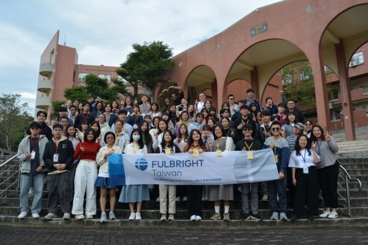 全英探索自我-中山大學攜學術交流基金會首辦英語冬令營-帶領學生全方位探索