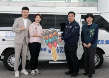 陳榮華先生慨捐復康巴士-黃偉哲感佩善舉造福身障者