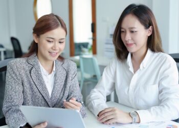 如何說服同事接受提案？3個溝通技巧讓妳心想事成