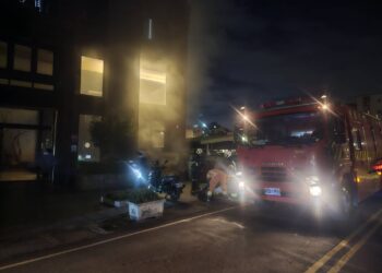 桃園社區大樓驚傳火警！地下室賓士車突自燃