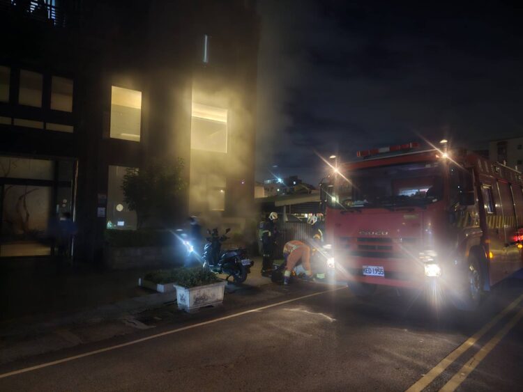 桃園社區大樓驚傳火警！地下室賓士車突自燃