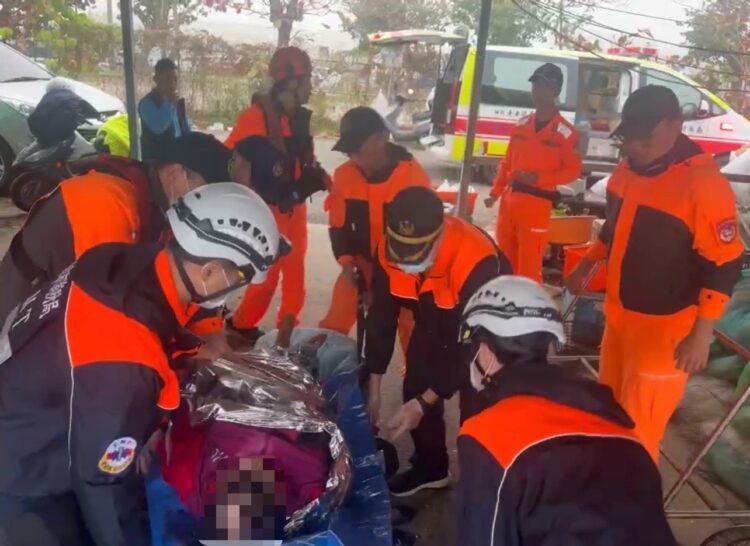 海巡人員緊急救援 落海民眾即時脫險 海巡人員緊急救援-落海民眾即時脫險