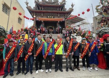 澎湖縣湖東聖帝廟王船出巡遶境，陳光復縣長點燃馬炮祈求護佑地方平安