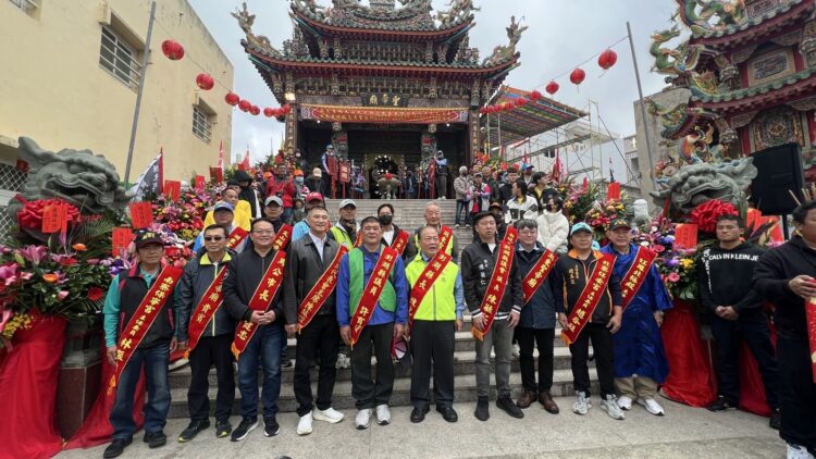 澎湖縣湖東聖帝廟王船出巡遶境,陳光復縣長點燃馬炮祈求護佑地方平安 澎湖縣湖東聖帝廟王船出巡遶境,陳光復縣長點燃馬炮祈求護佑地方平安