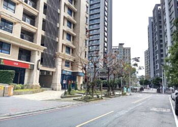 為何更多人選擇購買電梯大樓而非透天厝？專家分析兩者優缺點