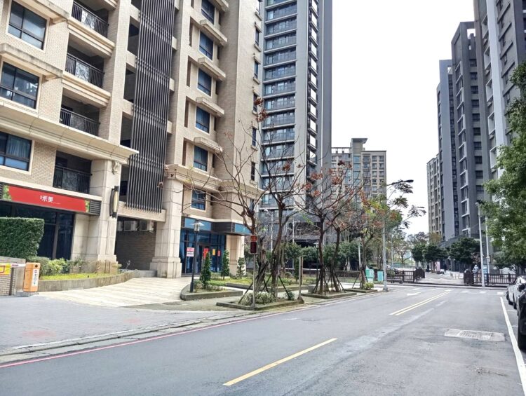 為何更多人選擇購買電梯大樓而非透天厝？專家分析兩者優缺點