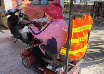 屏縣啟動校園周邊違規取締-分發高齡人車兩用背心-降低道路交通事故風險