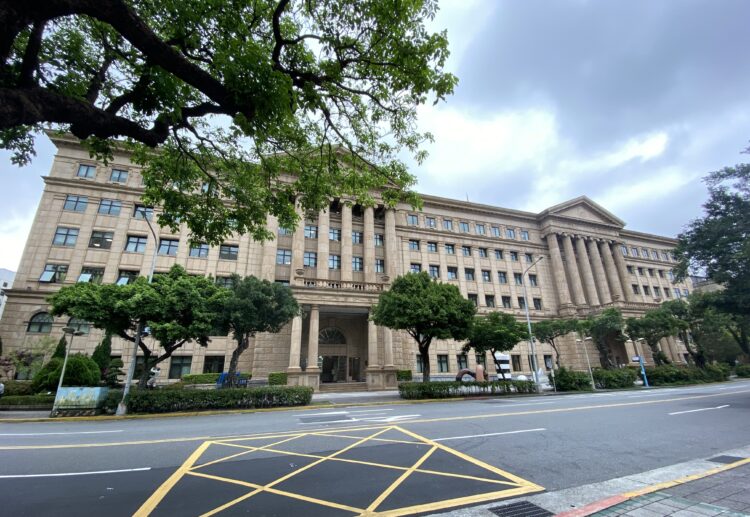 黑幫女幹部策動8軍人拍「投降影片」-二審重判6年8月