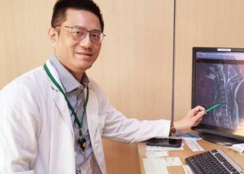 輕熟女美甲霧眉師長期貓背低頭致頸肩臂痠麻痛無力-「活動式人工頸椎間盤」助恢復正常生活