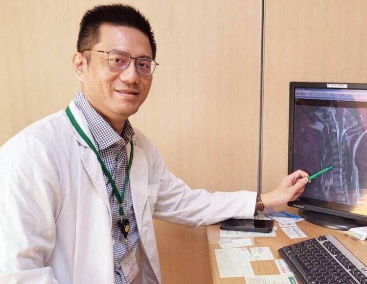 輕熟女美甲霧眉師長期貓背低頭致頸肩臂痠麻痛無力 「活動式人工頸椎間盤」助恢復正常生活 輕熟女美甲霧眉師長期貓背低頭致頸肩臂痠麻痛無力-「活動式人工頸椎間盤」助恢復正常生活