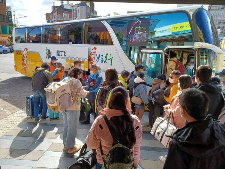 連假搭乘公共運輸搭配台灣好行 使用電子支付最省錢 連假搭乘公共運輸搭配台灣好行-使用電子支付最省錢