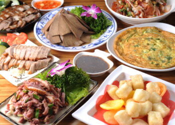 宜蘭石窯雞 唭哩岸砌窯助威 炭火悶燒美味