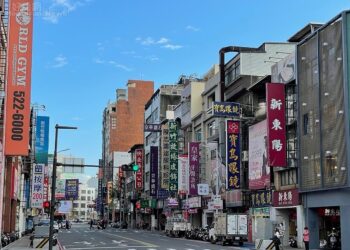 買下老透店漲租1萬…逼走美容業老闆娘！貪房東結局慘「不知2、3樓全壁癌」