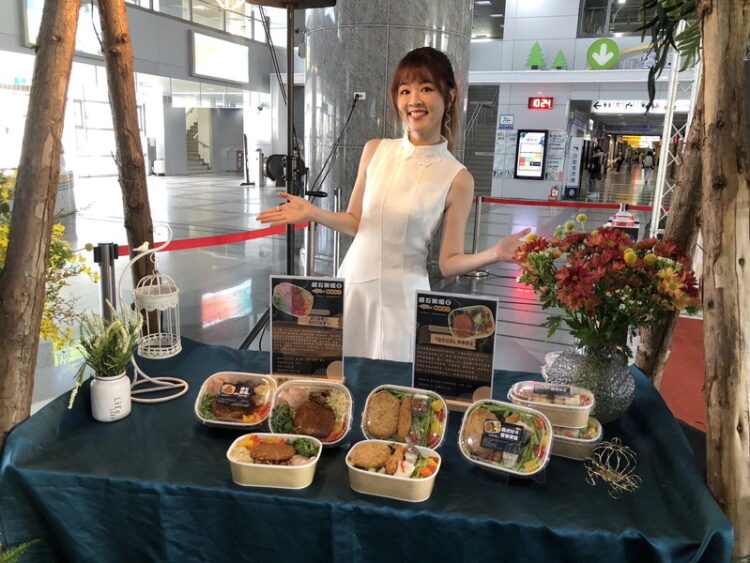 台鐵便當新菜單 攜手屏東縣政府 推出「龍虎石斑便當」 全台嚐鮮 台鐵便當新菜單-攜手屏東縣政府-推出「龍虎石斑便當」-全台嚐鮮