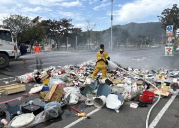 垃圾車突冒煙-環保局急喊：這5類地雷物別亂丟