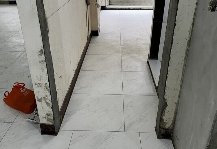 消費者恐賠更多!他揭重鋪磁磚「驚見離譜瑕疵」 消費者恐賠更多!他揭重鋪磁磚「驚見離譜瑕疵」