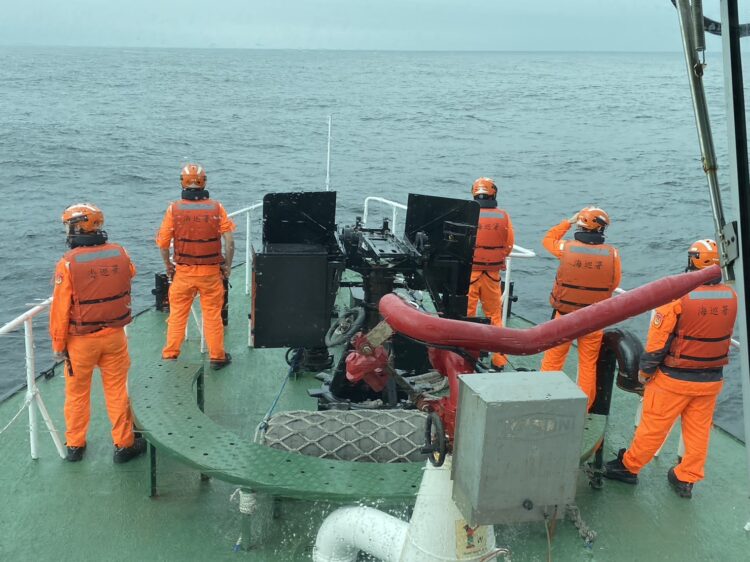 我國漁船海上失火棄船 海巡全力以赴持續搜救中 我國漁船海上失火棄船-海巡全力以赴持續搜救中