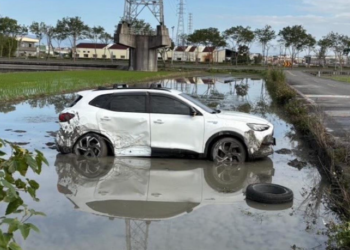 宜蘭兩轎車猛烈相撞！白色自小客車飛出車道，駕駛與乘客重傷送醫