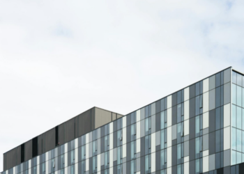 防曬隔熱新突破！超強隔熱膜讓汽車降溫10°c，建築玻璃防爆抗颱更安心！