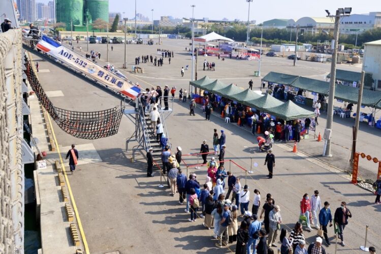 海軍敦睦艦隊抵臺南安平商港 黃偉哲為國軍加油盼全民提升國防意識 海軍敦睦艦隊抵臺南安平商港-黃偉哲為國軍加油盼全民提升國防意識
