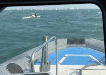 民眾參加風帆遊憩請求協助-海巡署艦隊馳赴救援