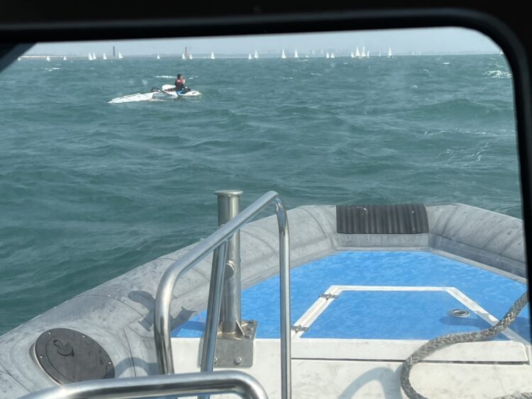 民眾參加風帆遊憩請求協助 海巡署艦隊馳赴救援 民眾參加風帆遊憩請求協助-海巡署艦隊馳赴救援