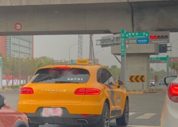 臺南街頭出現保時捷計程車-夫妻經營高端計程車業務賺回特斯拉