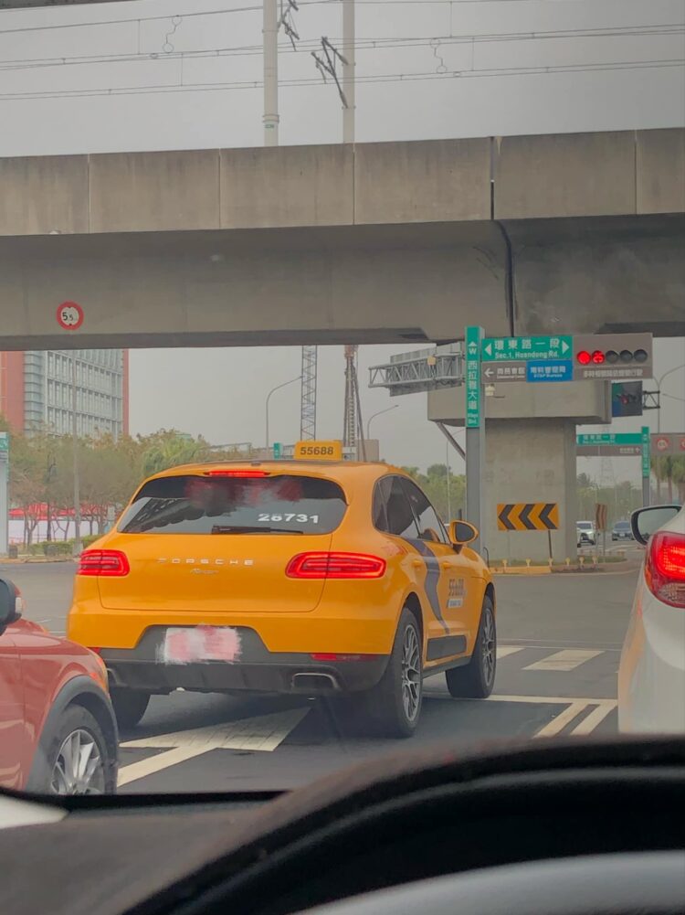臺南街頭出現保時捷計程車 夫妻經營高端計程車業務賺回特斯拉 臺南街頭出現保時捷計程車-夫妻經營高端計程車業務賺回特斯拉