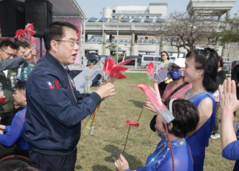 臺南市長黃偉哲出席2025國際婦女節活動-致贈火鶴花感謝女性貢獻
