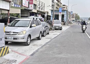 臨停通行更安全！-捷運小港站3號出口新設臨時停車彎