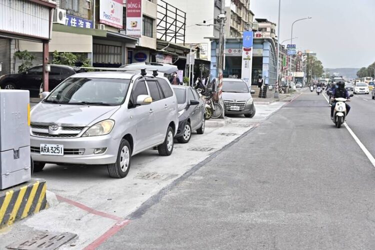 臨停通行更安全! 捷運小港站3號出口新設臨時停車彎 臨停通行更安全!-捷運小港站3號出口新設臨時停車彎