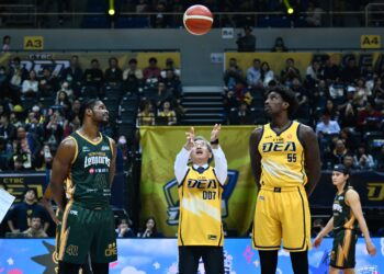 調查局陳白立局長應邀「新北中信特攻籃球隊」主場開球-號召熱血球迷加入「打詐．反毒」行列