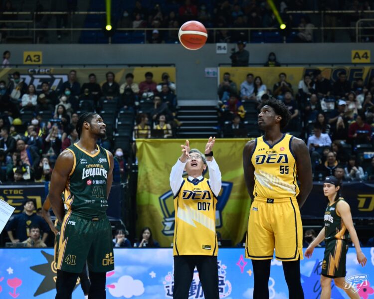 調查局陳白立局長應邀「新北中信特攻籃球隊」主場開球-號召熱血球迷加入「打詐．反毒」行列