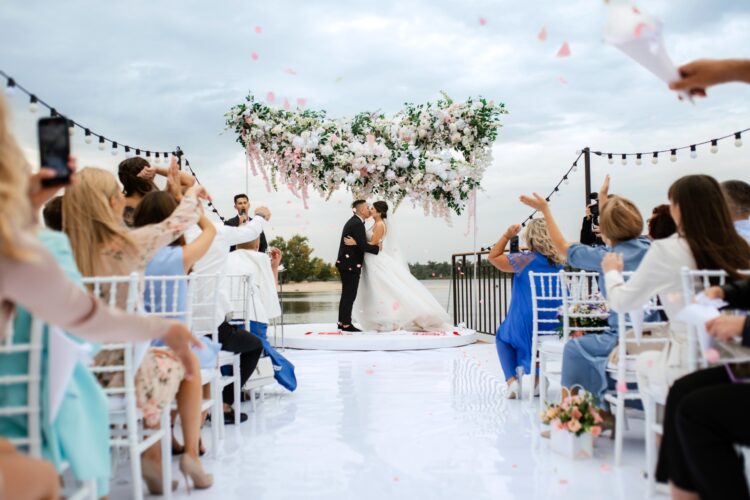 參加婚禮要怎麼穿搭？6個時尚tips化身最美賓客