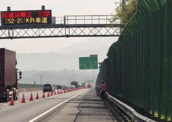 壯觀紫斑蝶潮！4萬蝶飛越國道-國3北上林內段緊急封閉讓蝶先行