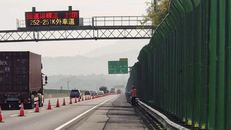 壯觀紫斑蝶潮！4萬蝶飛越國道-國3北上林內段緊急封閉讓蝶先行