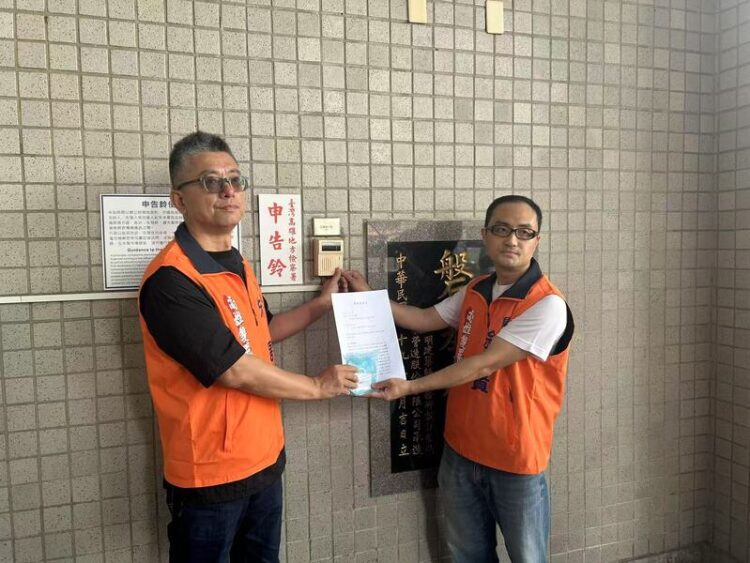 高雄雙罷劫團隊前往高雄地檢署按鈴申告黃捷