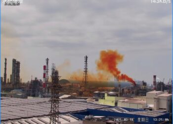 高雄臨海工業區石化廠管道排放黃煙-高市環保局火速到場稽查開罰