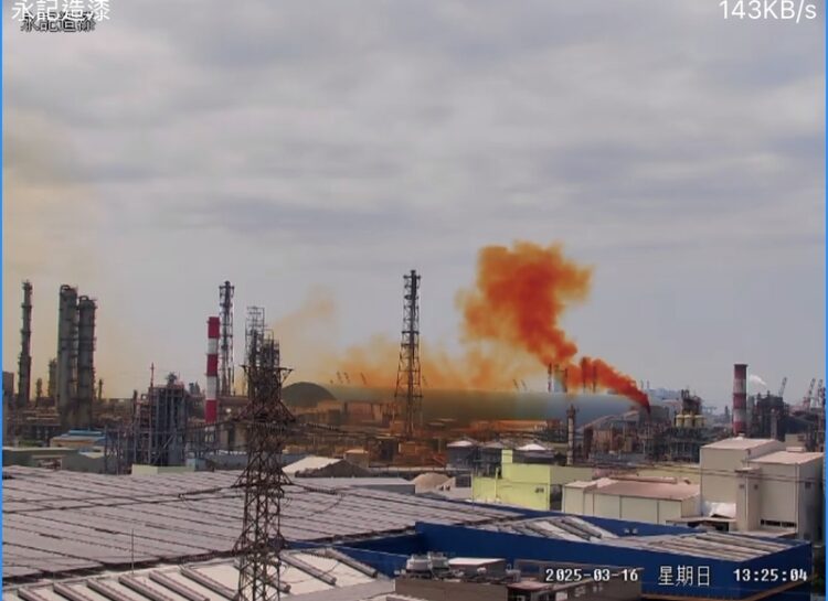 高雄臨海工業區石化廠管道排放黃煙-高市環保局火速到場稽查開罰