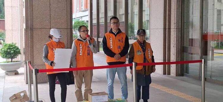 「高雄雙罷劫團隊前往中選會補件」並且按鈴申告許智傑 「高雄雙罷劫團隊前往中選會補件」並且按鈴申告許智傑