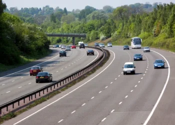 4/1起快道執法加嚴！這項違規恐遭2.4萬罰單+吊銷駕照