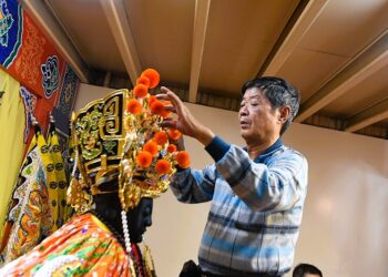 「臺南奇人帶路」系列報導-專精金、銀、銅、紙神帽的藝師，郭春福親手戴萬頂神帽