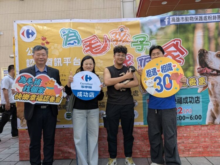 高市動保處與家樂福合作第100場認養會 首度為寵物兔鼠找新家 高市動保處與家樂福合作第100場認養會-首度為寵物兔鼠找新家