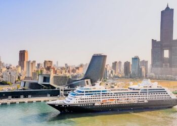 精鑽郵輪前進號高雄港初登場-800名外籍旅客享受港都魅力風光