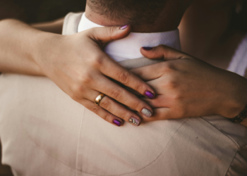 丈夫出軌親姊妹！人妻點燃下體拿刀追砍遭逮捕