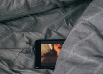 印度大學教授涉嫌性侵女學生並偷拍散布影片-落網後手機藏65段影像