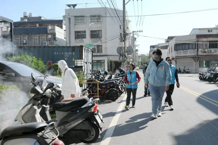花蓮市嚴防蚊蠅蟲害 魏嘉彥視察噴藥消毒工作 花蓮市嚴防蚊蠅蟲害-魏嘉彥視察噴藥消毒工作