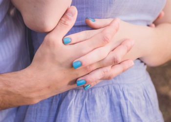 人妻偷情約砲被偷拍勒索！中部摩鐵床戰畫面曝光-法院判男賠30萬