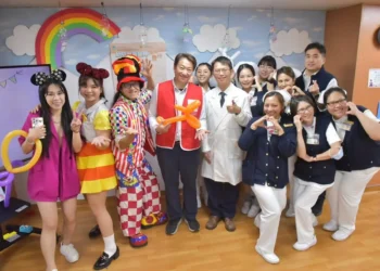 兒童節前夕傳遞愛與希望-魏嘉賢率愛花蓮文化藝術基金會慰問慈濟醫院兒童病房